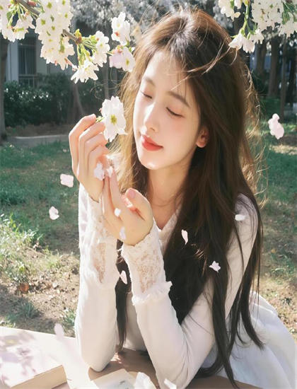 【社会价值探讨】摄影师视觉语言解读《鬼婴庙》的叙事技巧与导演风格